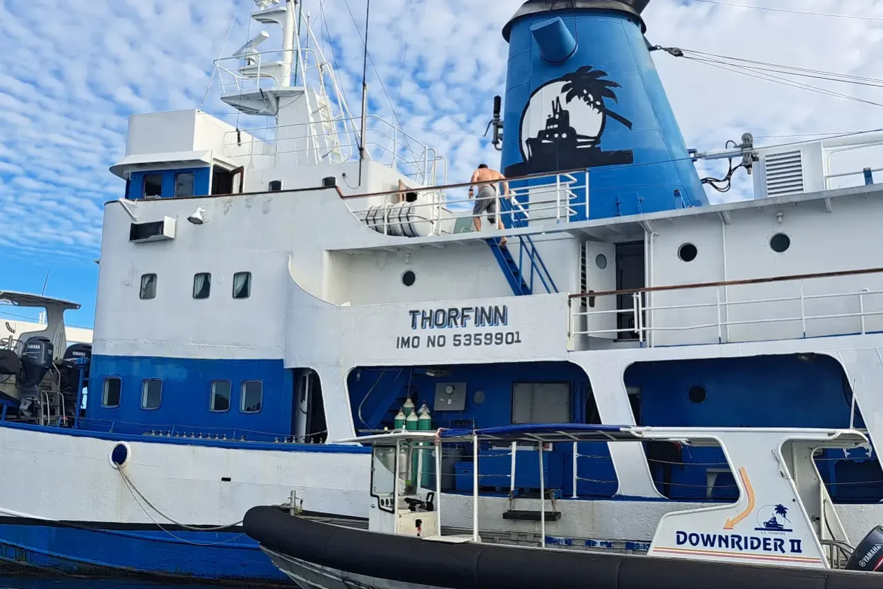 20230506_174634 Amidship boarding -filling station with ez boarding step thorfinn truk lagoon